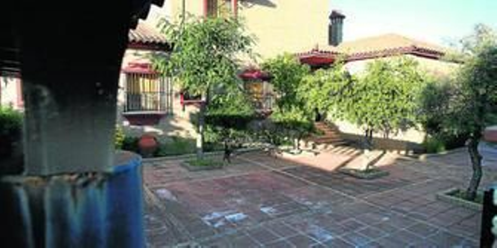 La vivienda delex secretario del Colegio Oficial de Ingenieros Técnicos Industriales de Huelva, cerrada a cal y canto ayer, tras la intervención policial.