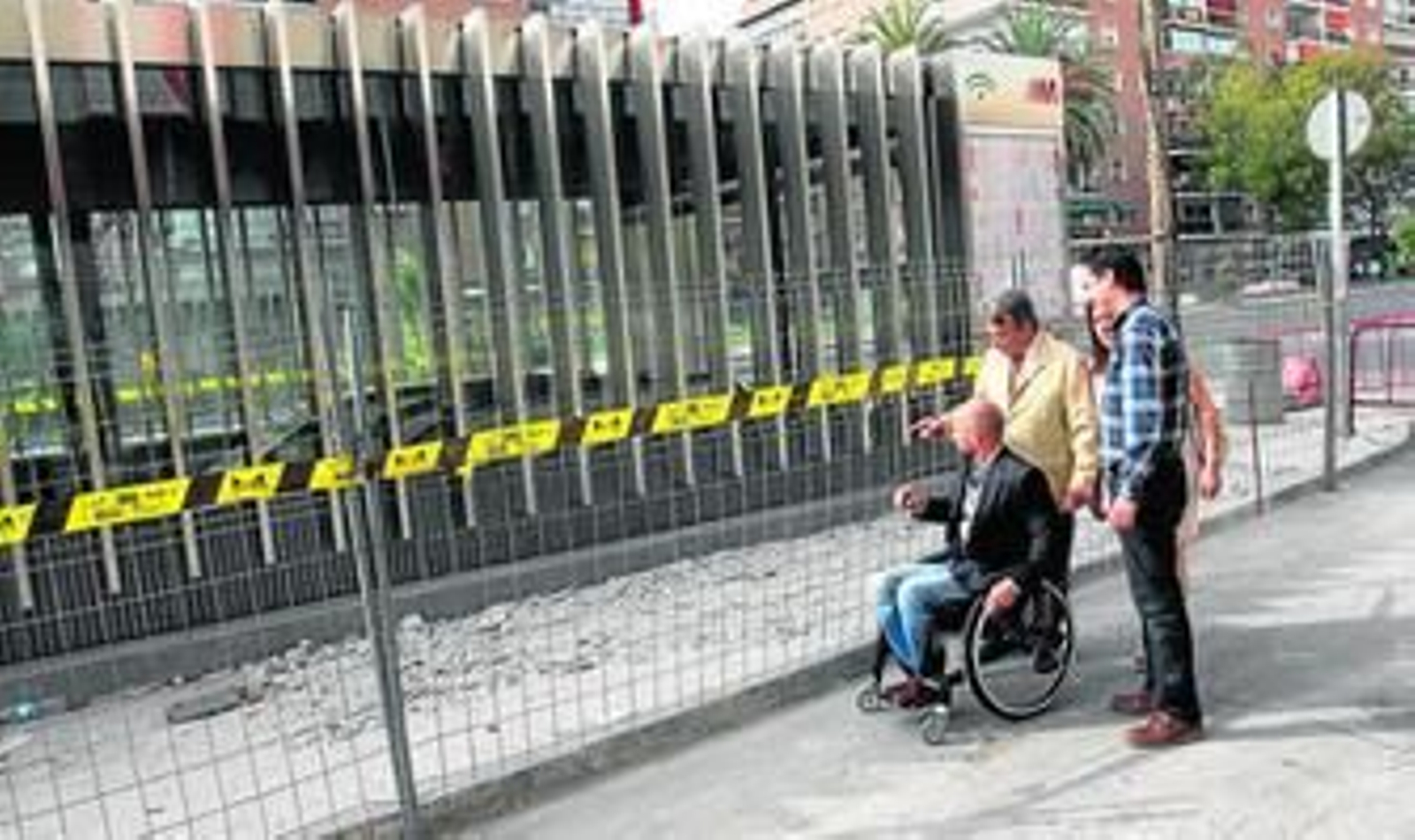 Varios concejales del Ayuntamiento de Málaga junto a una estación de Metro señalan algunos de los desperfectos detectados por la obra.