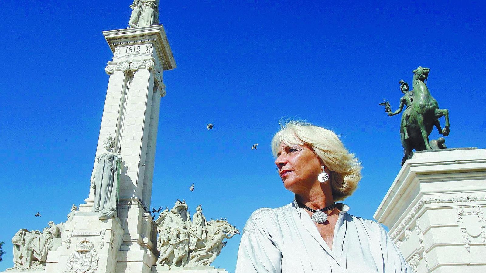 Martínez ante el monumento a las Cortes y la Constitución de 1812