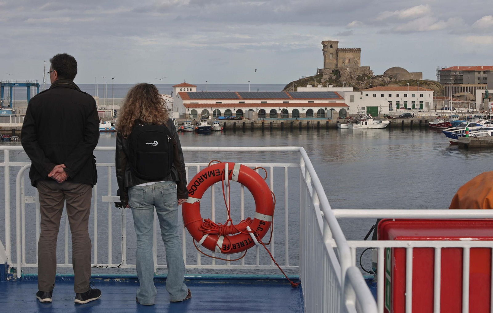 Dos pasajeros del 'Avermar Dos' de Bàlearia ven alejarse la costa de Tarifa desde cubierta.