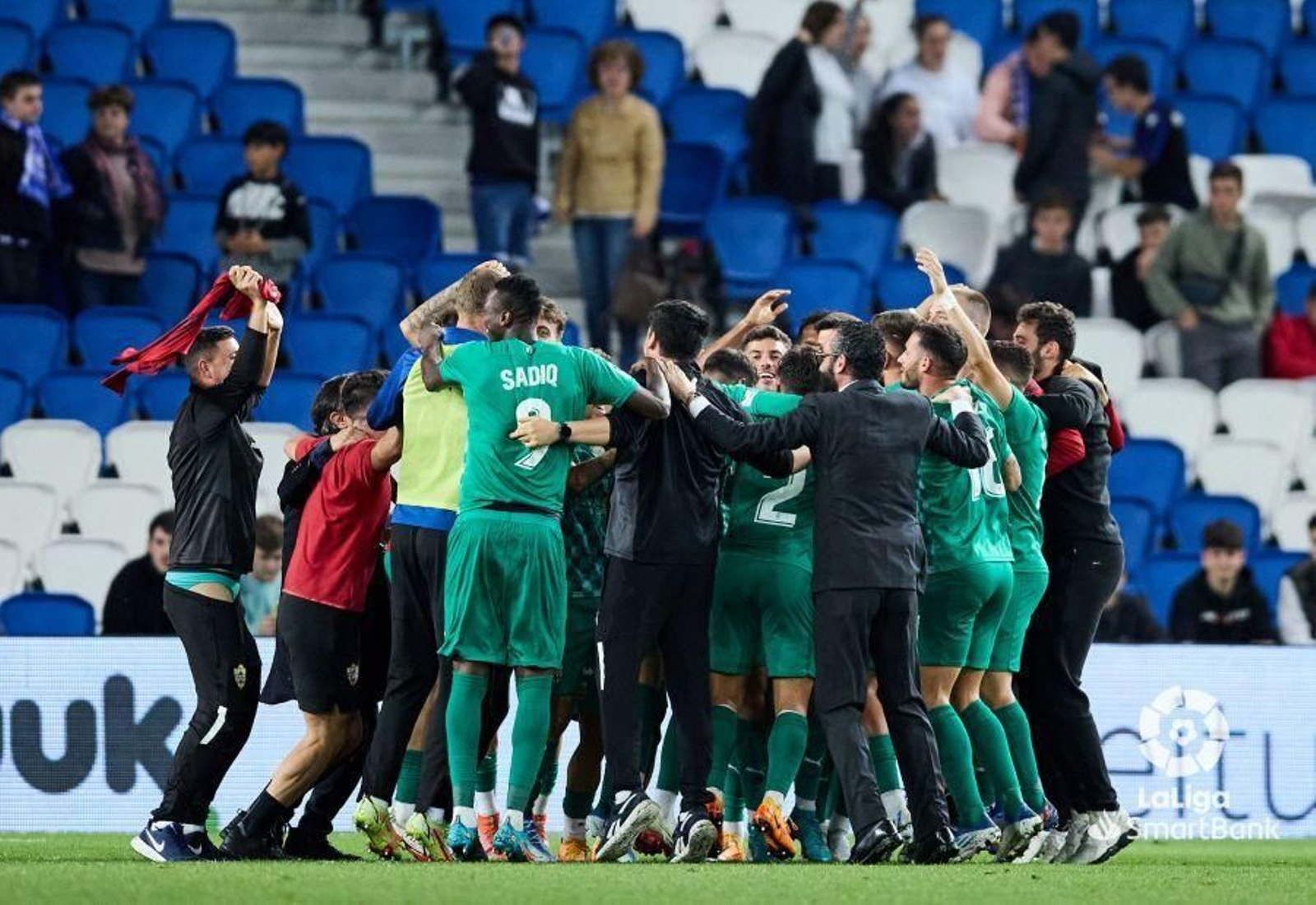 Los rojiblancos celebran su victoria ante la Real Sociedad B en la temporada del ascenso.