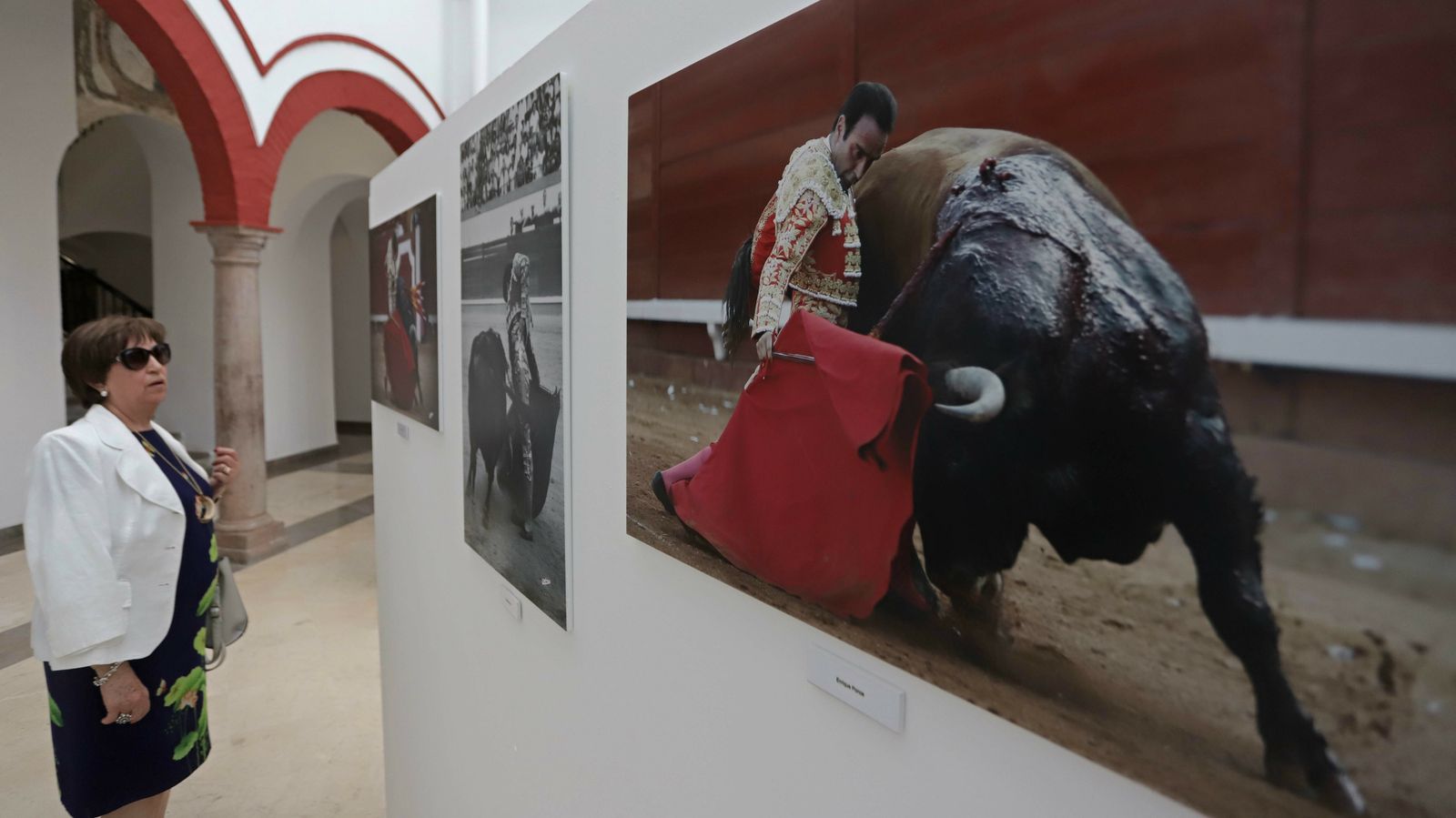 Exposición de fotografía taurinas y trajes de toreo en el museo de Algeciras
