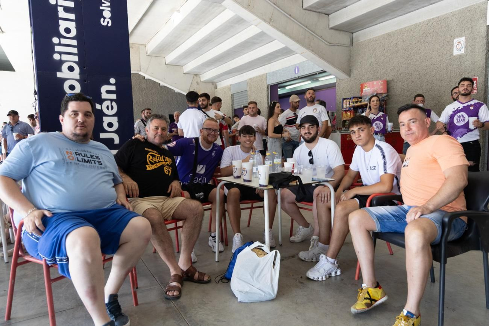El épico recibimiento de la afición lagarta al Real Jaén, en imágenes