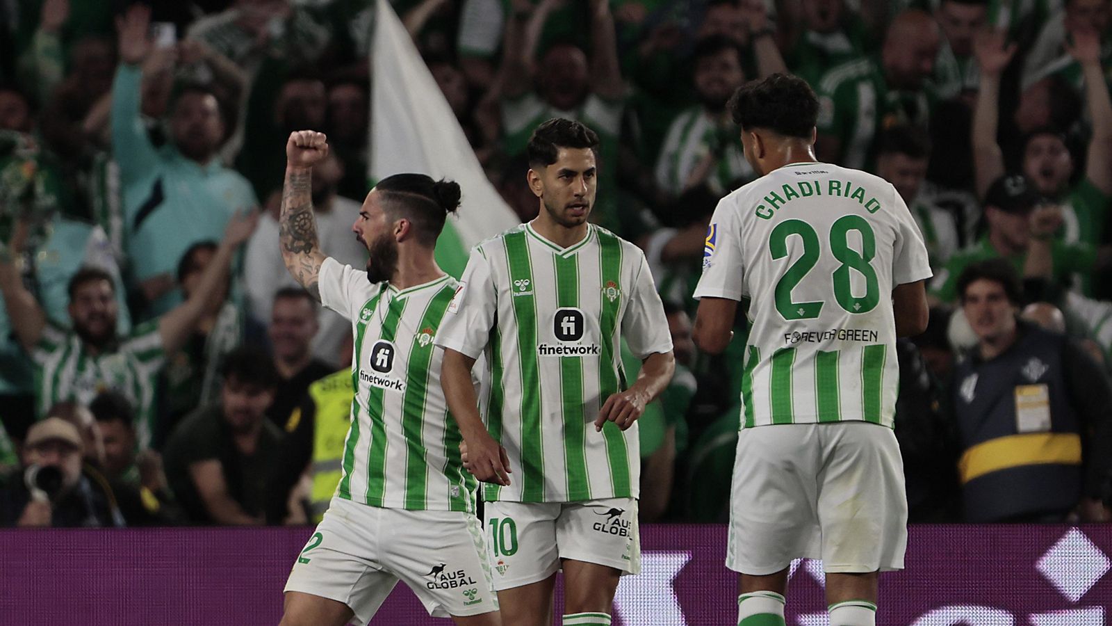 Isco celebra con la afición el gol que marcó de penalti ante Ayoze y Chadi.
