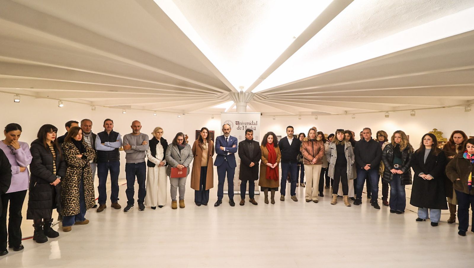 Minuto de silencio de la Universidad de Huelva por las víctimas del accidente ferroviario, en fotografías