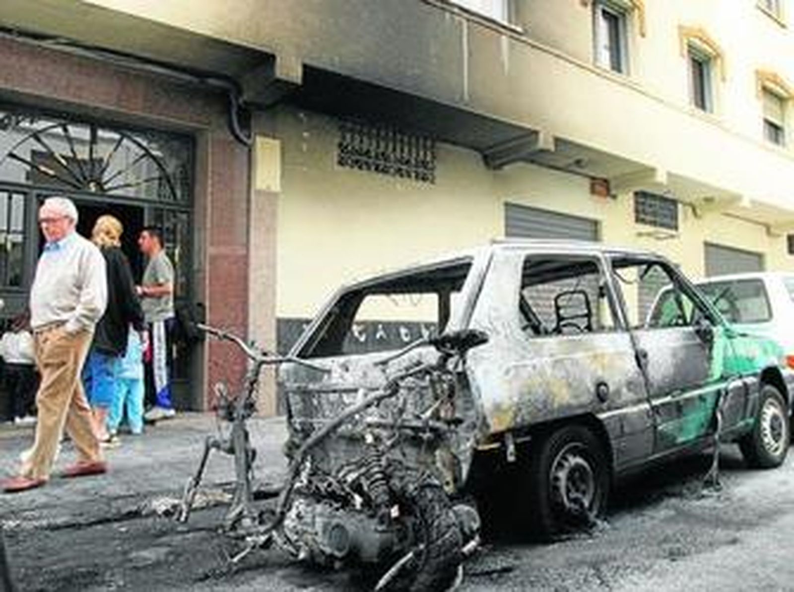 Restos de un coche quemado por vandalismo en la calle San Andrés de la capital.
