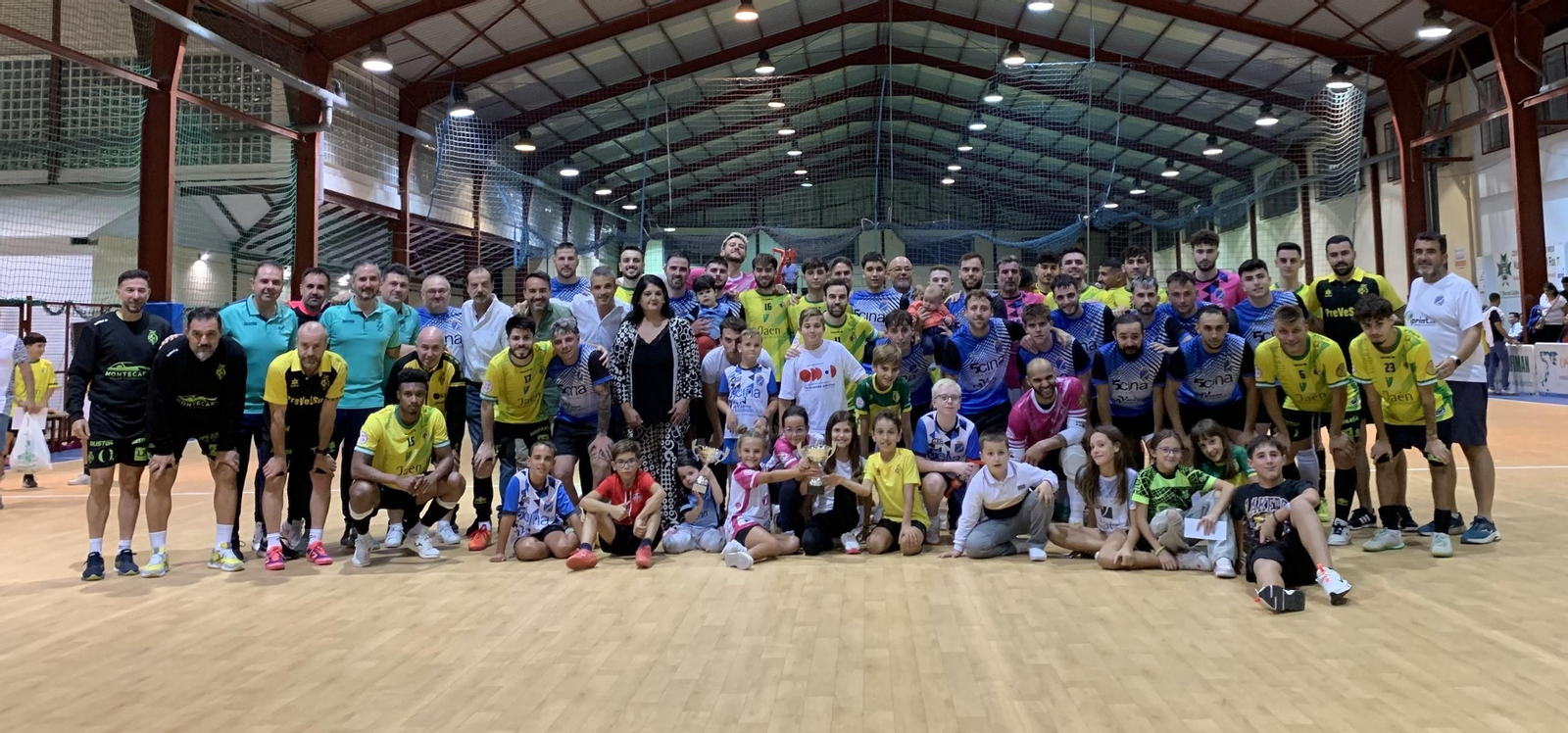 Foto de familia de ambos equipos y autoridades tras el partido.