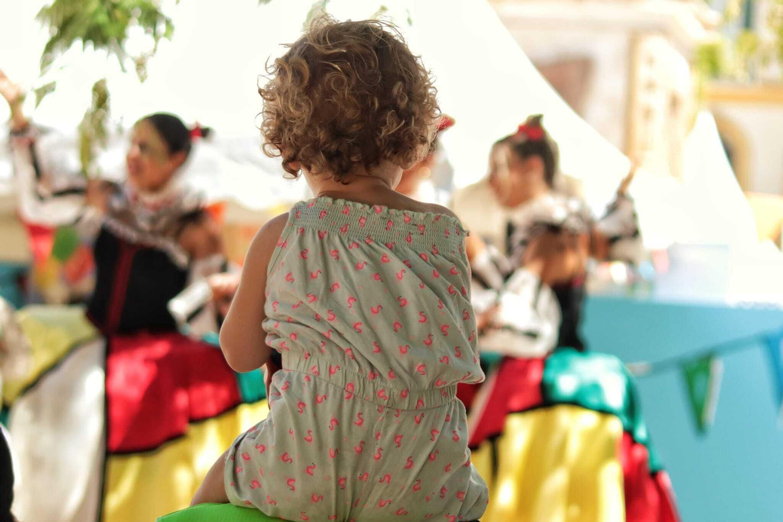 Una niña viendo el pasacalles en la Feria Mágica