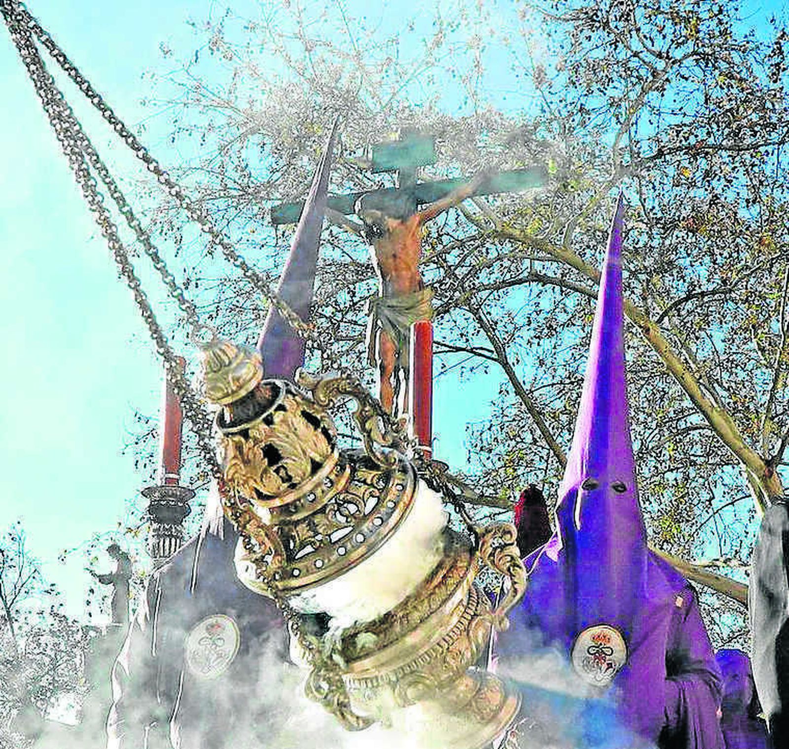 El incensario se mueve ante la presidencia del Cristo de la Defensión llenando de aromas el ambiente.