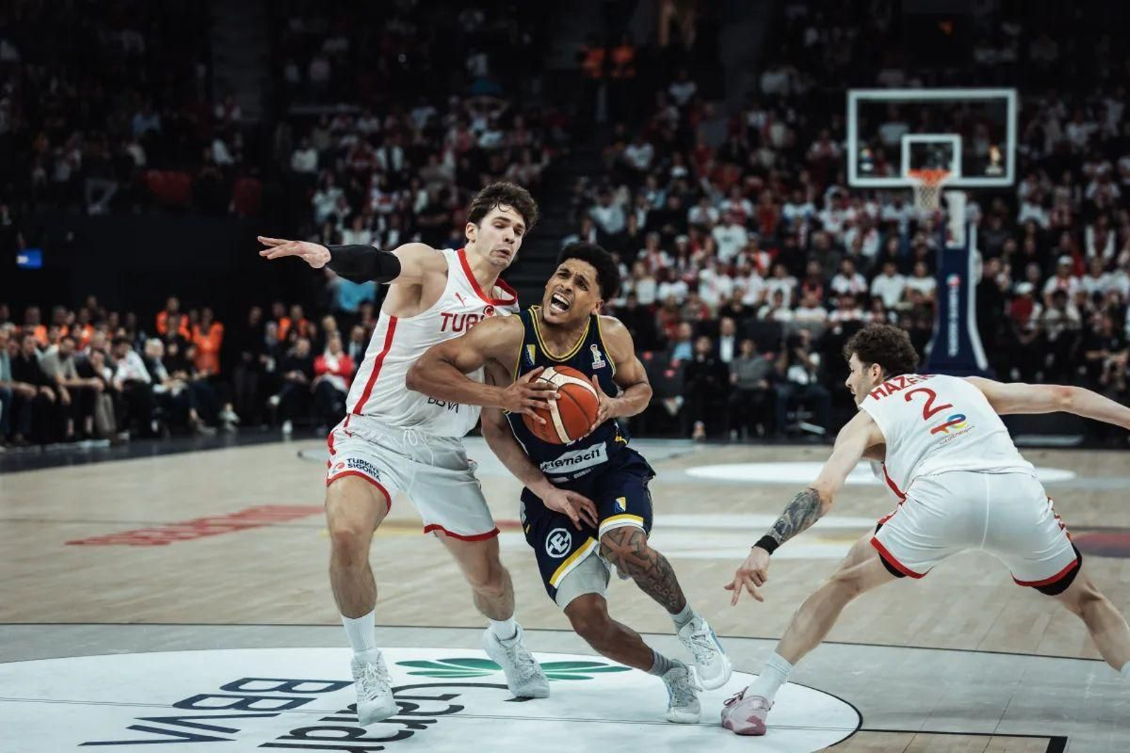 Mucho protagonismo de Castañeda y Sulejmanovic en el Turquía-Bosnia