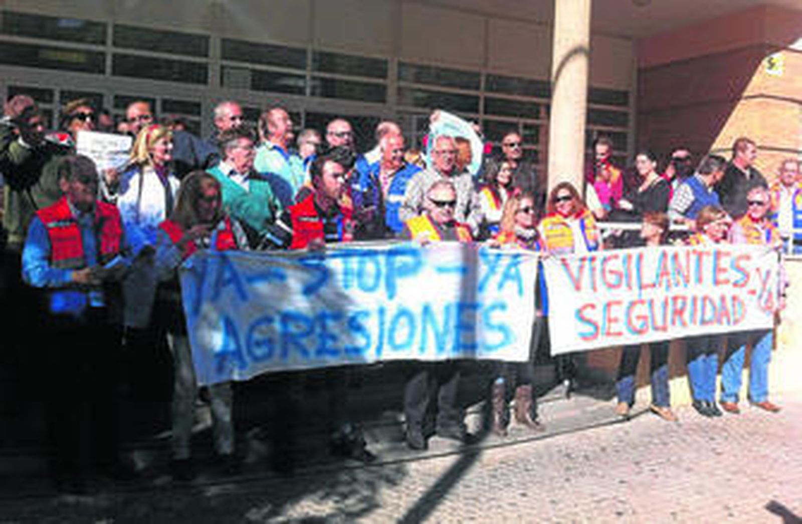 Concentración en el centro de salud Pino Montano B, donde se han sucedido varios casos de agresiones desde 2013.