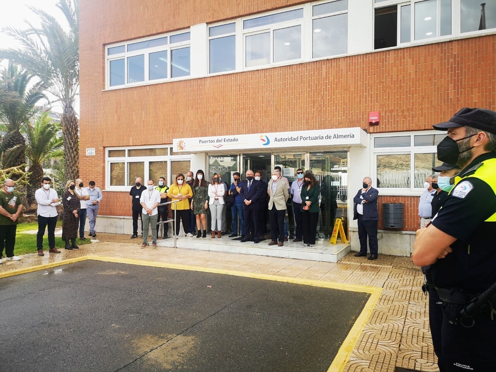 Minuto de silencio en el puerto de Almería por el fallecimiento de César Ignacio Andújar Arias, jefe de división de Proyectos y Obras de la APA