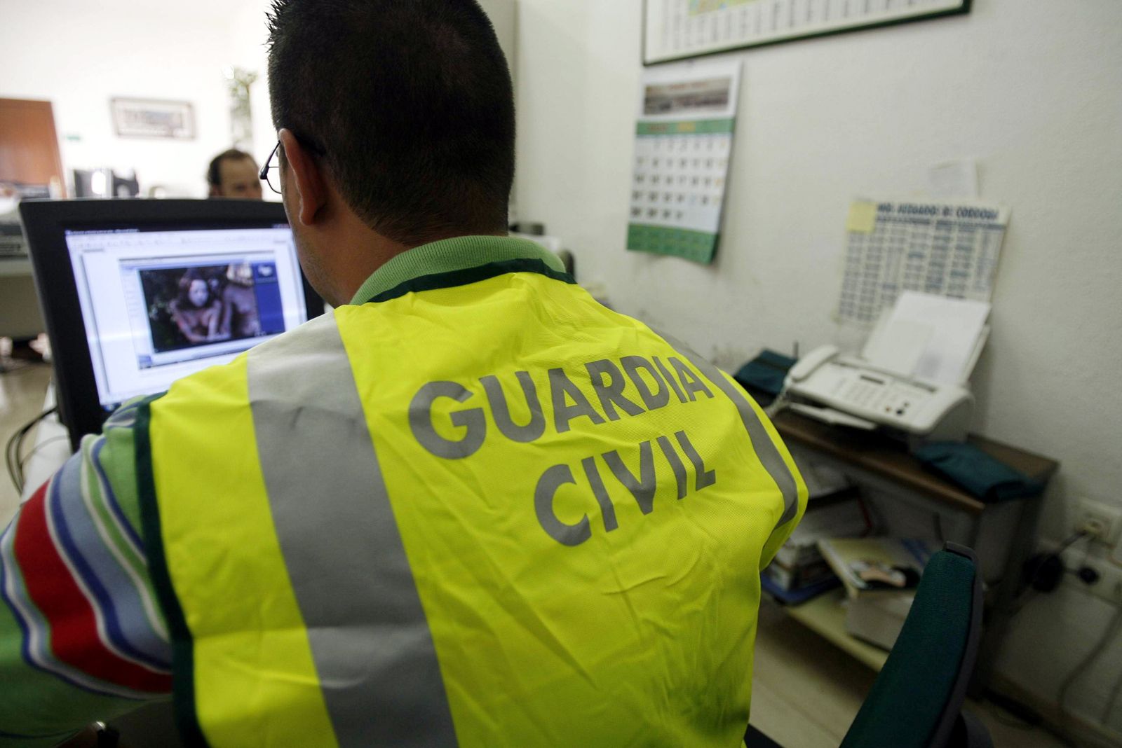 Un guardia civil investiga delitos informáticos