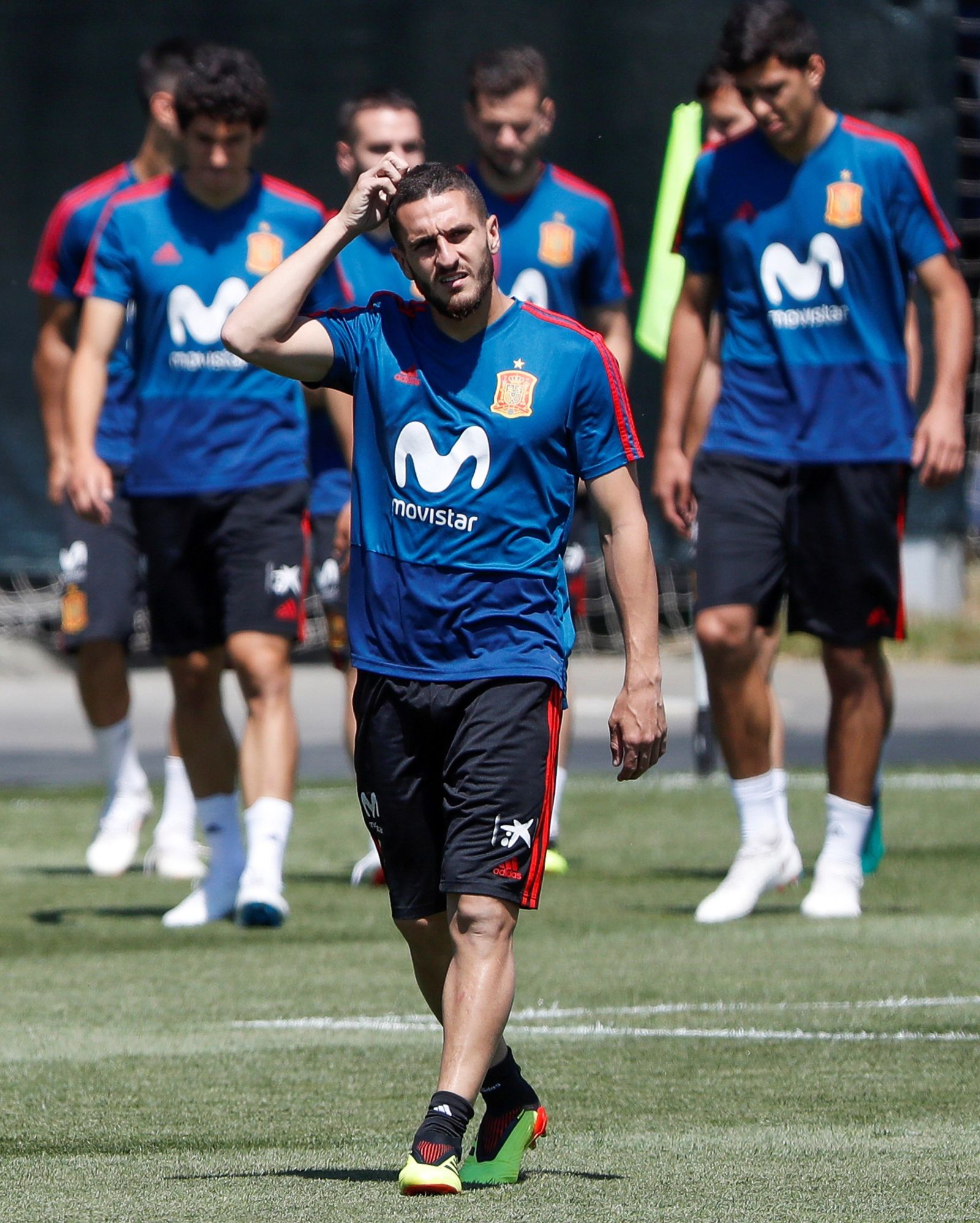 Koke se rasca la cabeza, en un momento del entrenamiento.