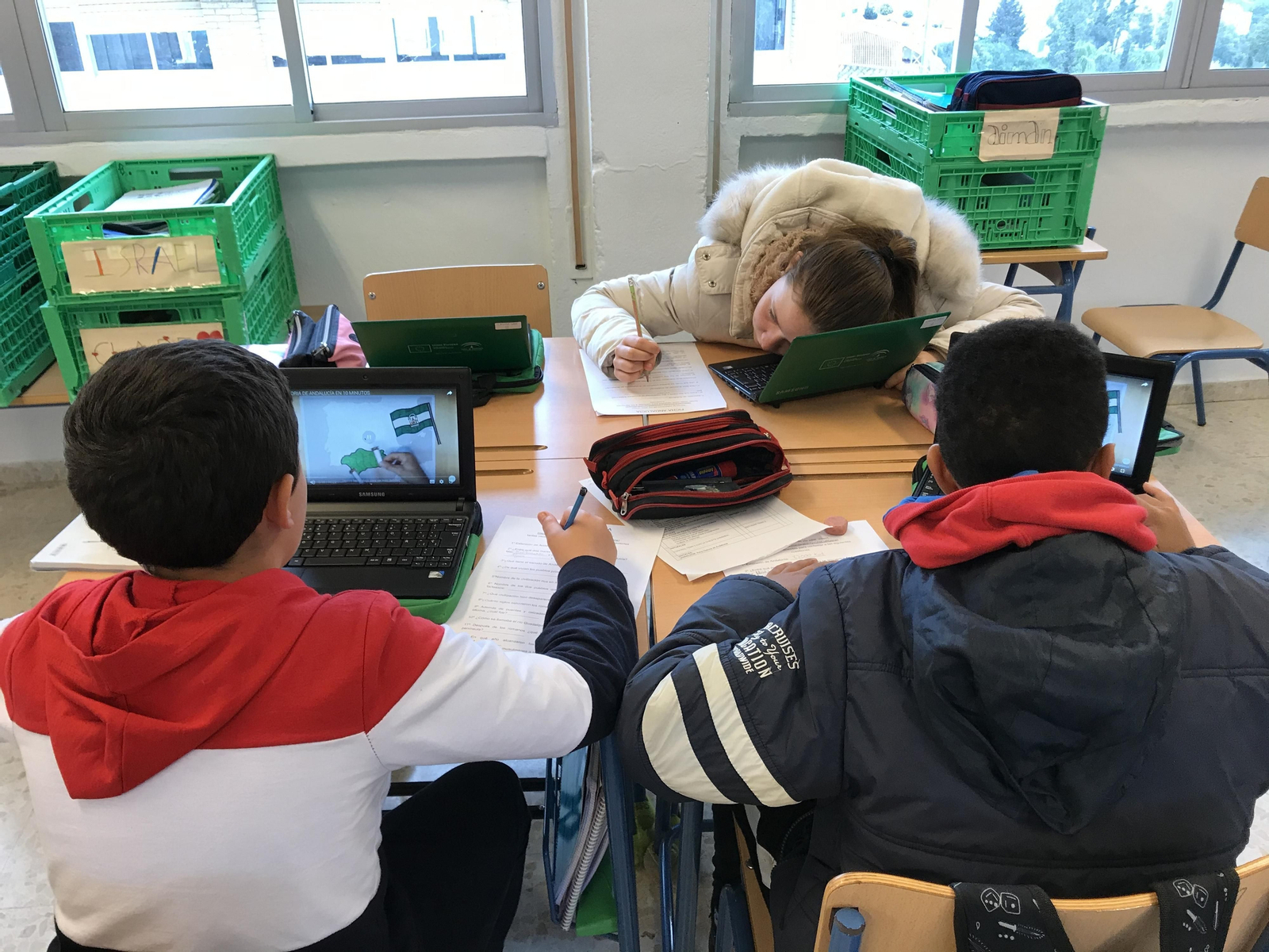Alumnos con ordenadores en el colegio Reina de los Ángeles de Jimena.