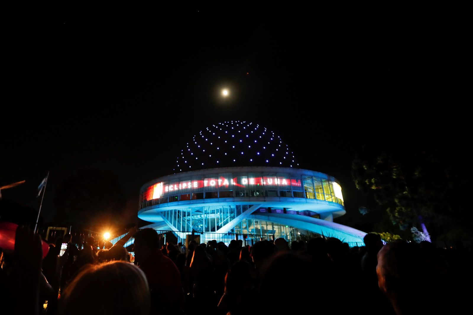 El eclipse lunar desde el Planetario de La ciudad de buenos Aires (Artgentina).