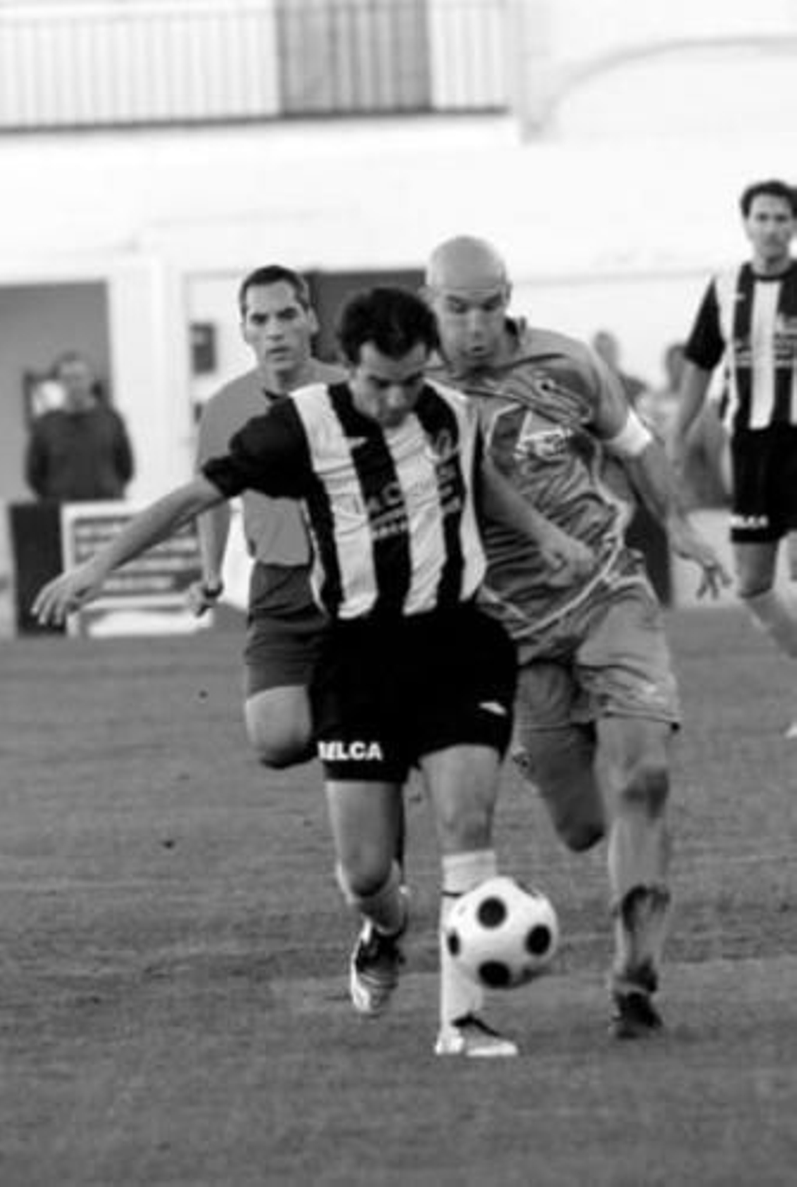 José Ignacio persigue al aurinegro Vidal.