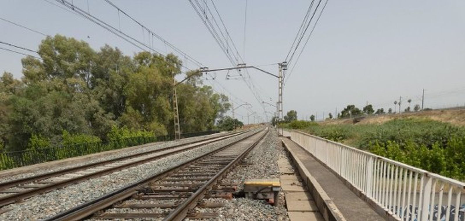 Viaducto ferroviario sobre la ronda Supernorte y el arroyo del Tamarguillo que va a reparar Adif