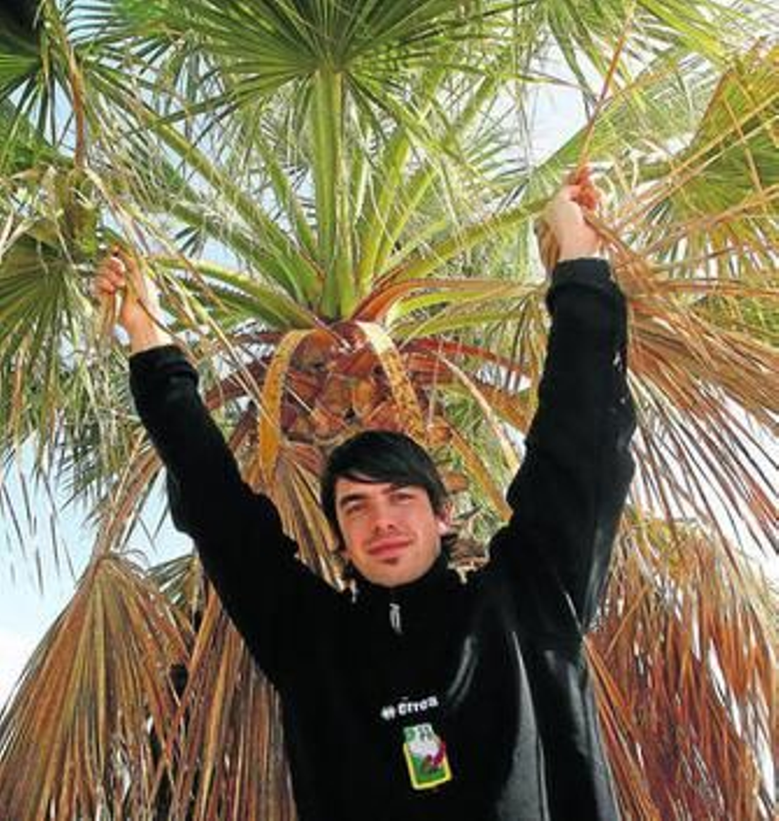 Nico Oroz posa agarrado a una palmera junto al Pabellón Municipal de Puerto Real.
