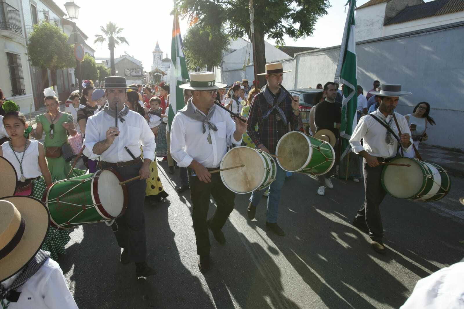 La salida de la Hermandad del Rocío de Pilas, en imágenes