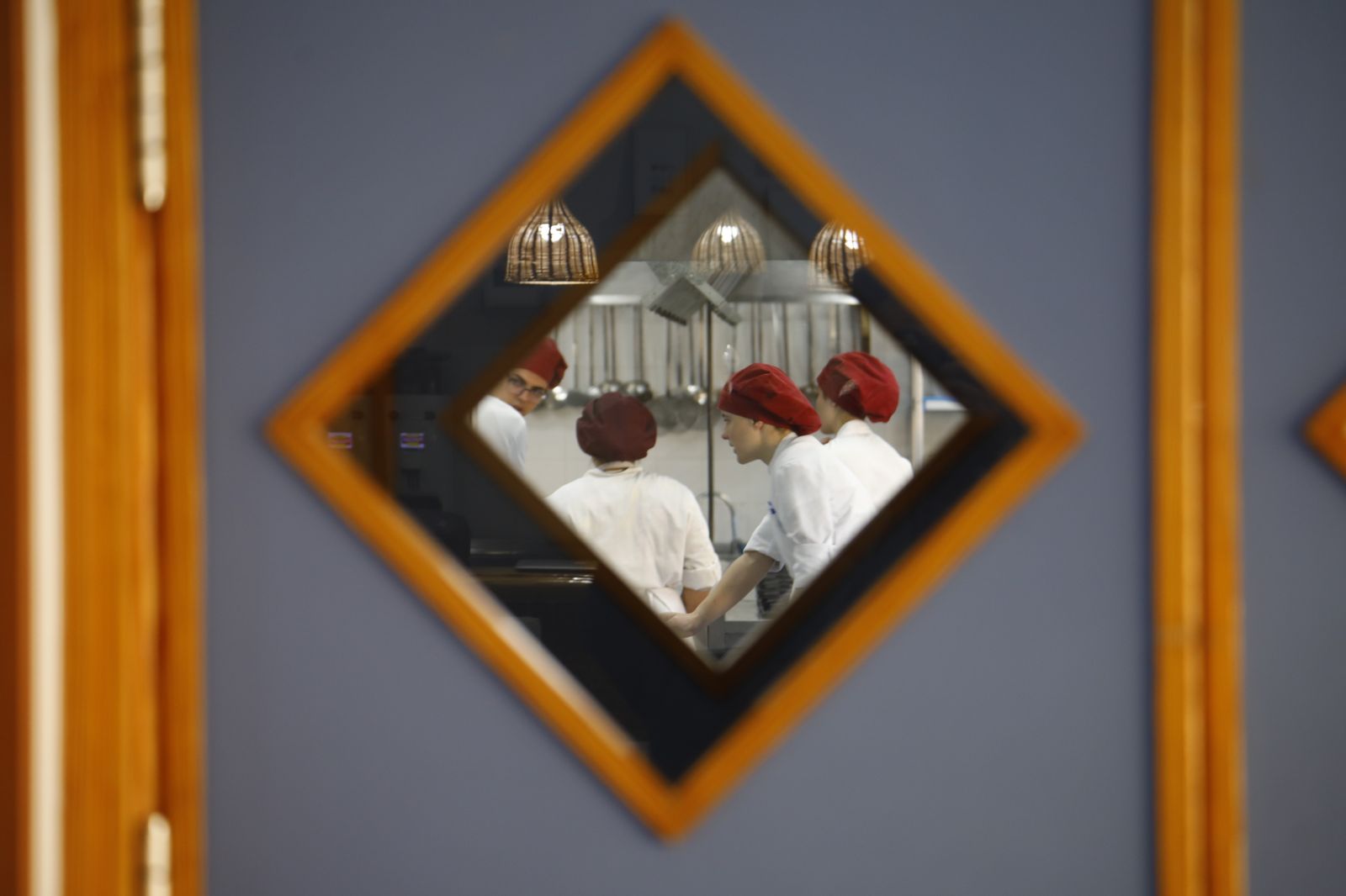 El restaurante y las cocinas del instituto Gran Capitán de Córdoba, en imágenes