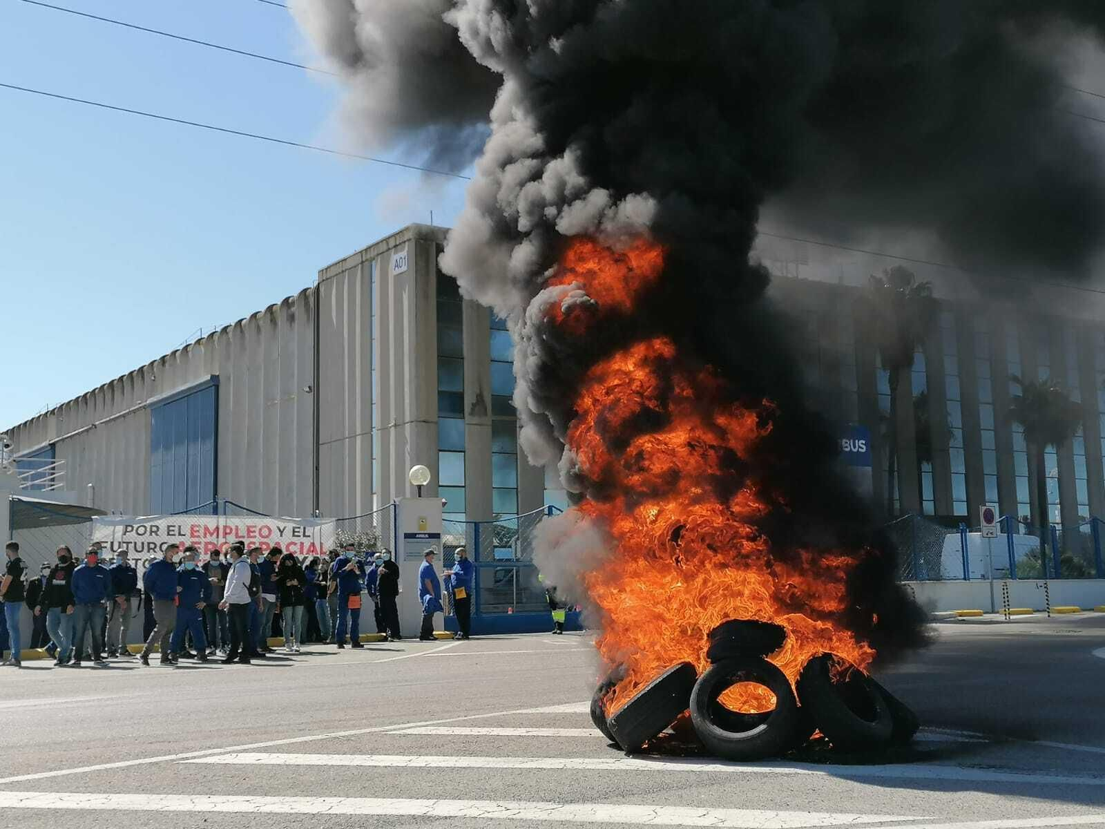 Protesta de los trabajadores de Airbus Puerto Real frente a la factoría.