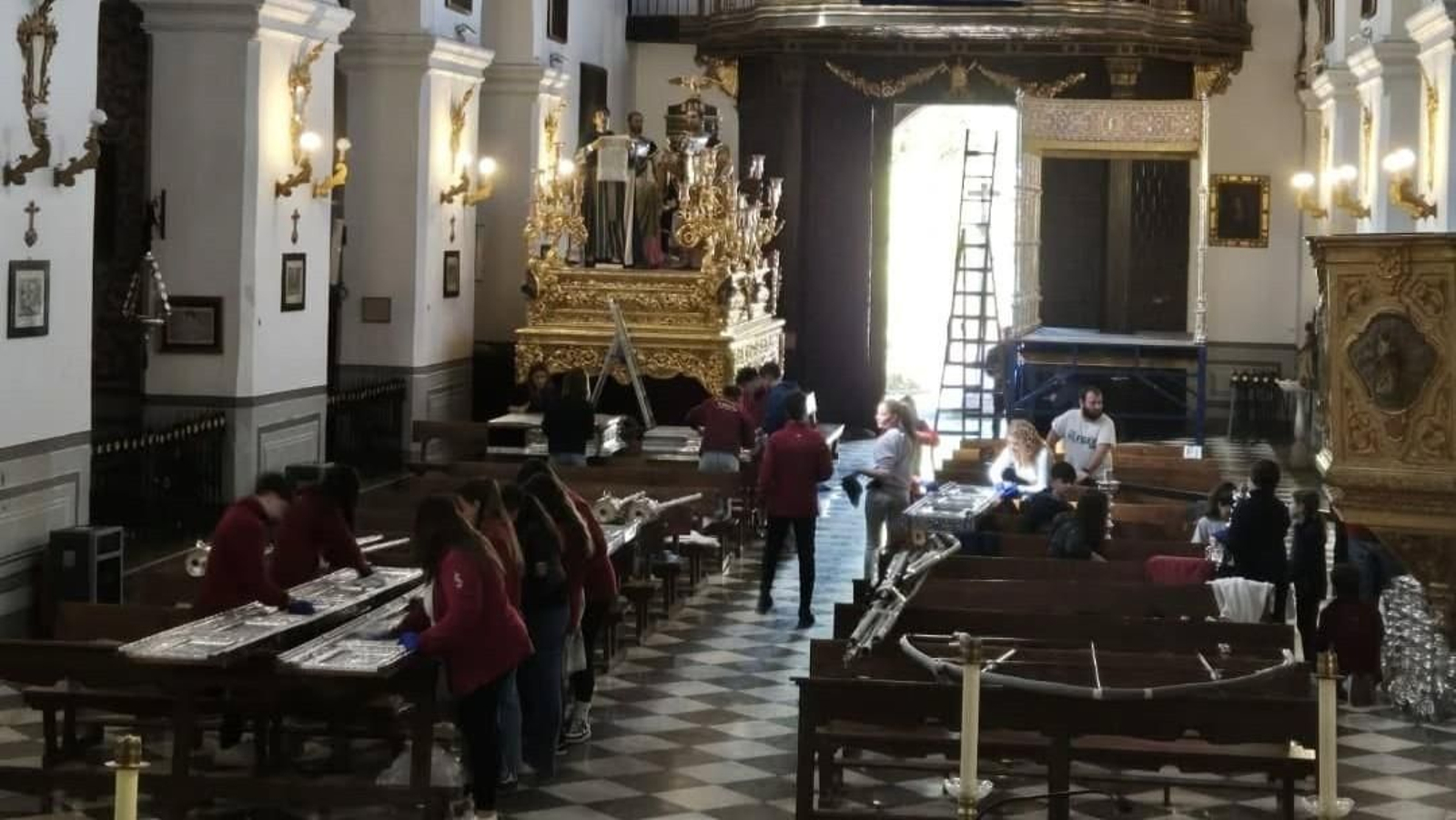 Fotogalería: Así vive la Hermandad de las Maravillas los últimos preparativos de cara al Domingo de Ramos 2025
