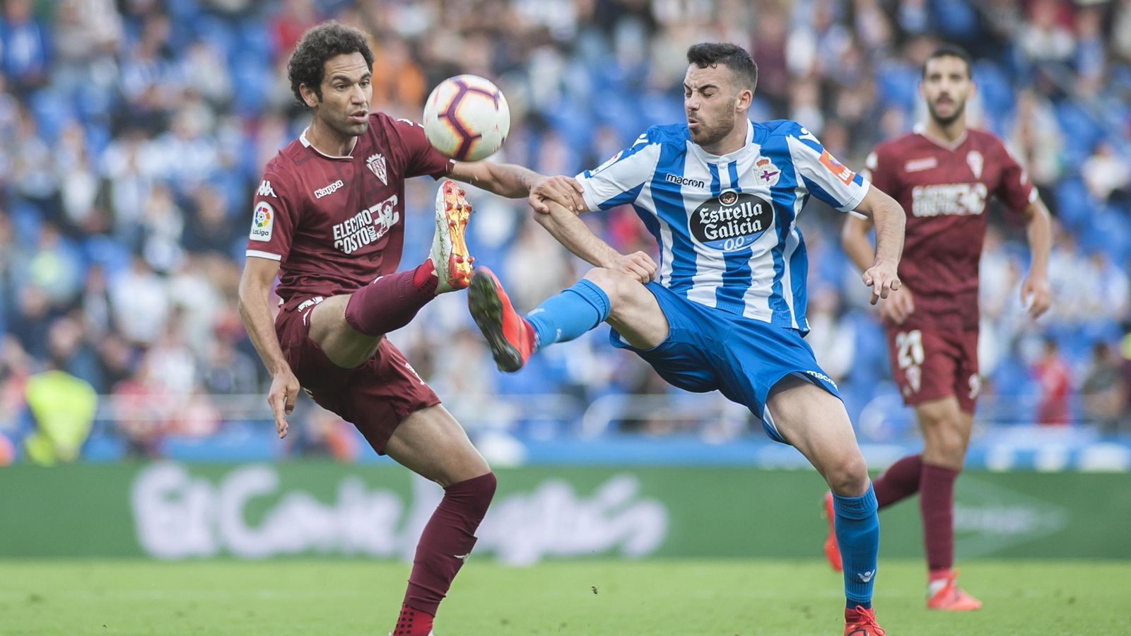 Quim Araujo disputa un balón ante Edu Expósito. Quim Araujo disputa un balón ante Edu Expósito.
