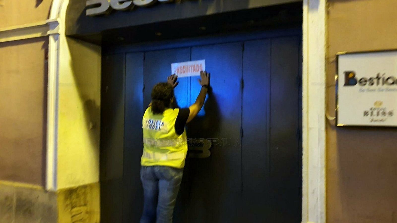 Un policía local precinta el Bestiario.