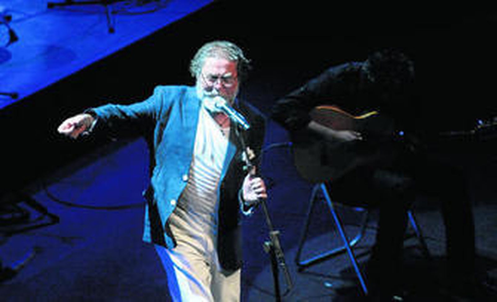 El jerezano Diego Carrasco abrió el espectáculo con sendos tributos a José Monge y a Moraíto.