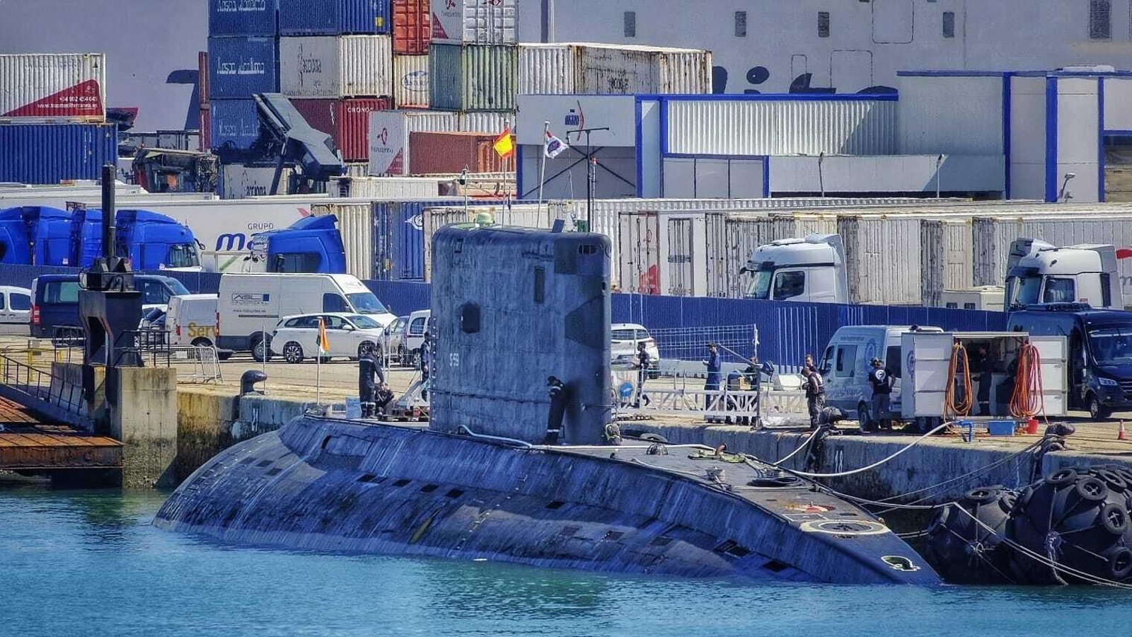 El submarino de la Armada india, atracado en el puerto de Cádiz El submarino de la Armada india, atracado en el puerto de Cádiz