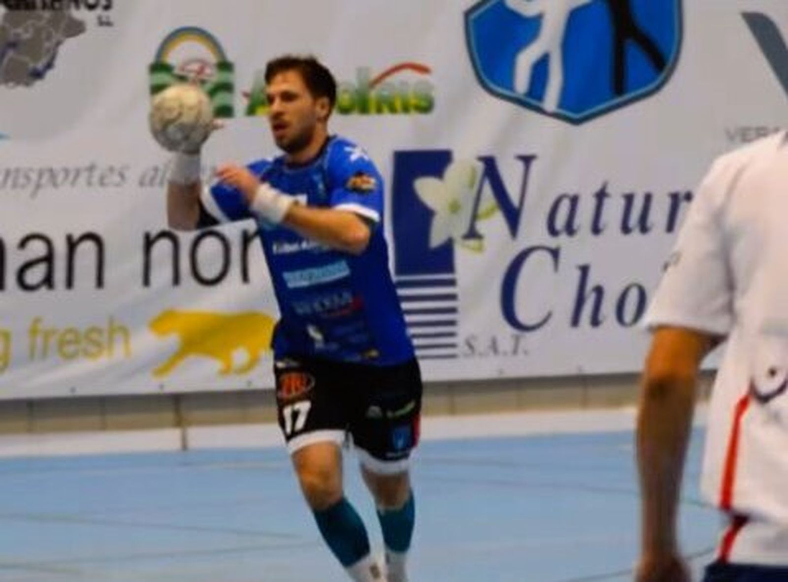 Un jugador del conjunto canterano-sureño avanza con el balón durante un encuentro de la presente temporada.