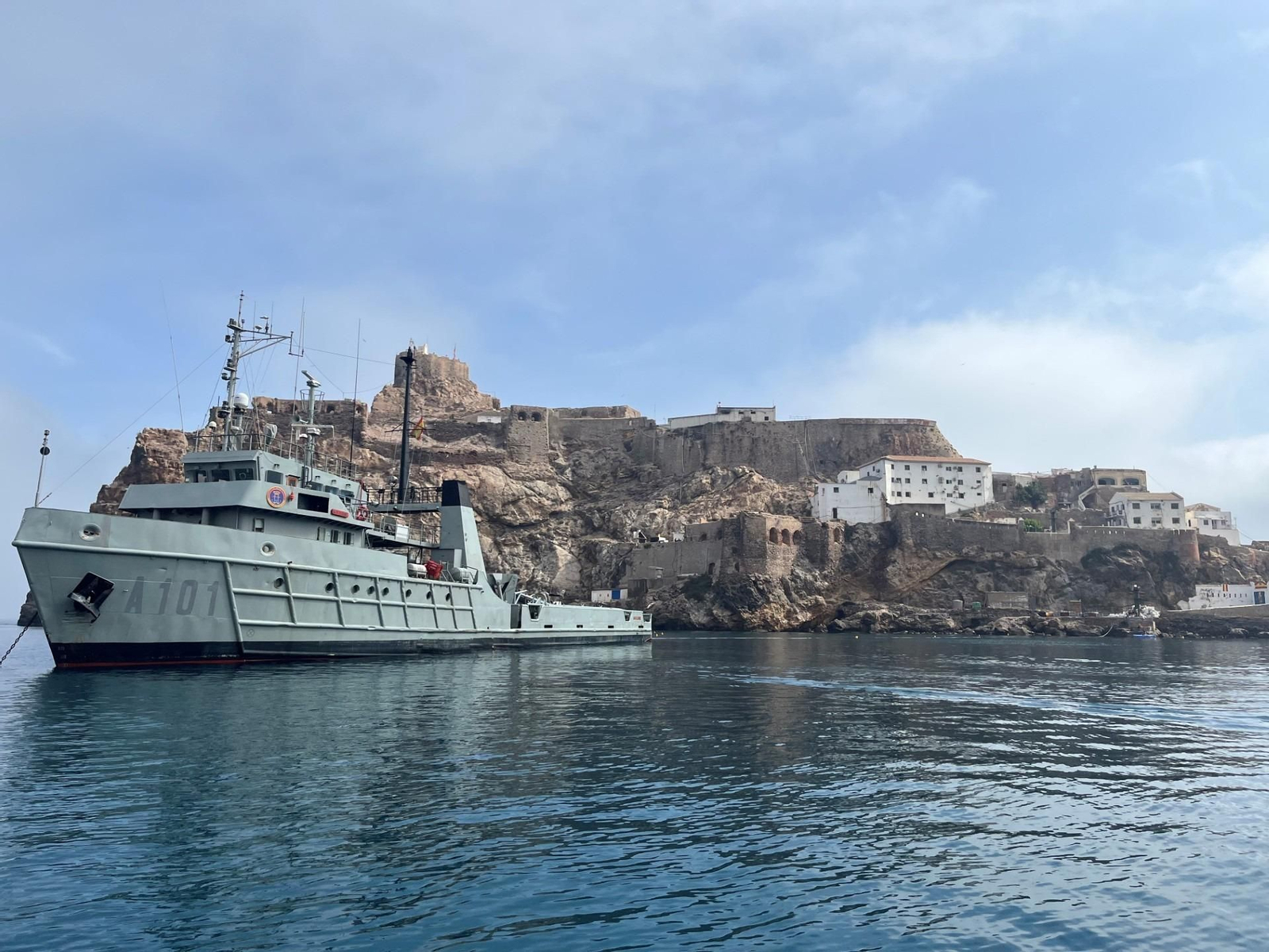 El buque 'Mar Caribe' de la Armada fondeado en el peñon de Velez.