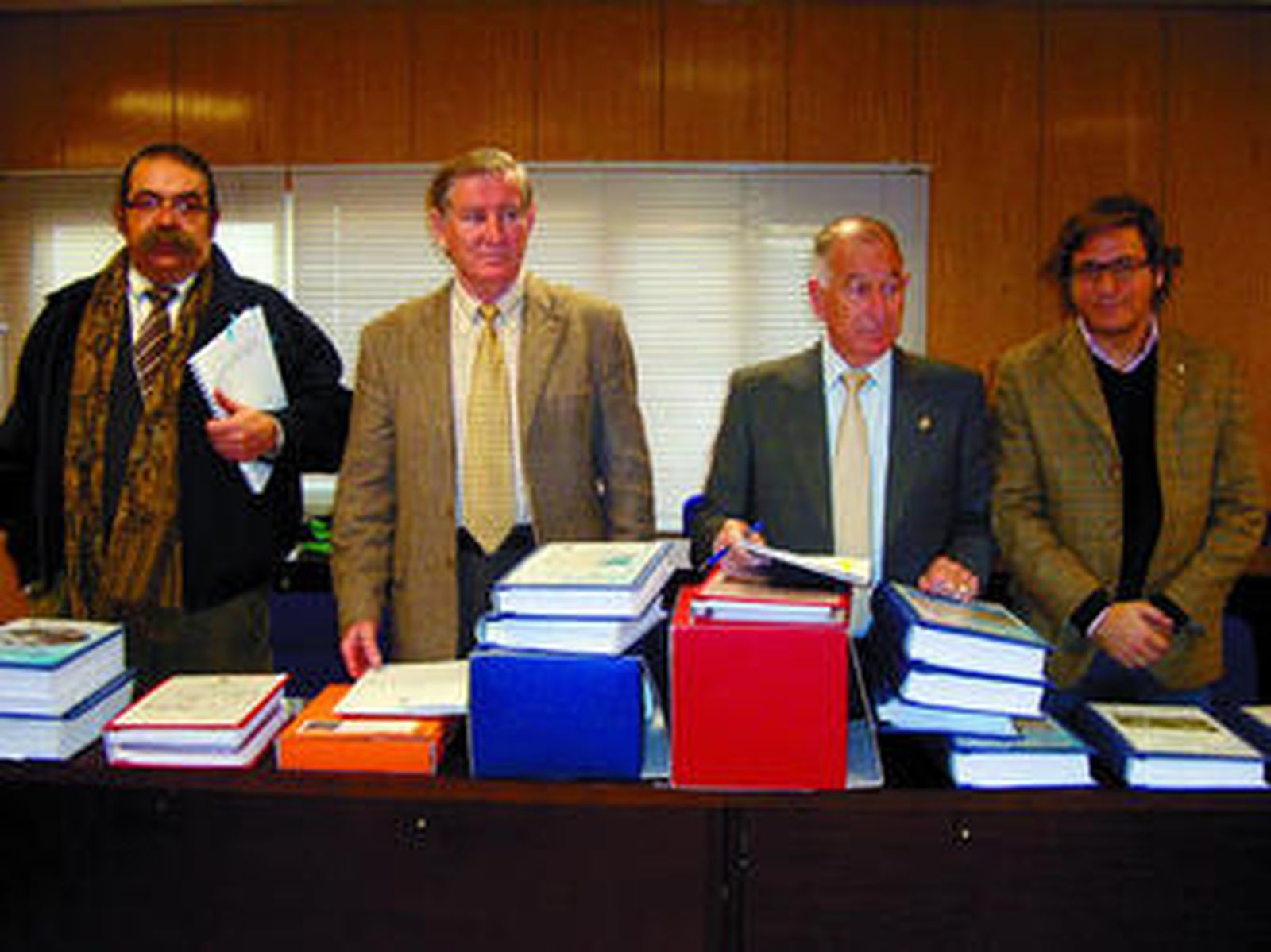 El alcalde, Gabriel Amat, junto a parte de su equipo de Gobierno y los proyectos para este año .