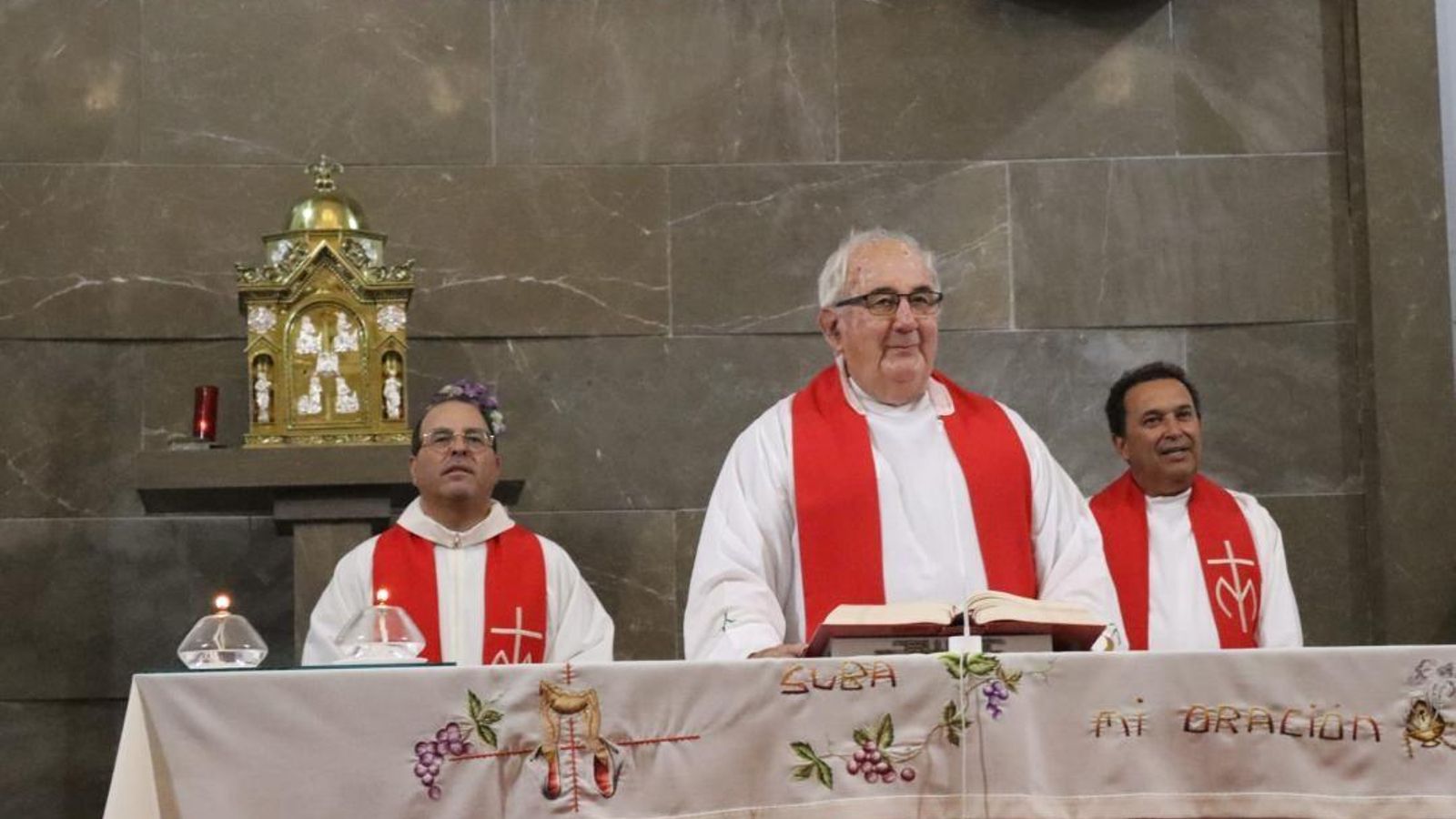 Los sacerdotes Rafael Iglesias, José Antonio Barbudo e Ignacio Sánchez Galán durante la ceremonia. Los sacerdotes Rafael Iglesias, José Antonio Barbudo e Ignacio Sánchez Galán durante la ceremonia.
