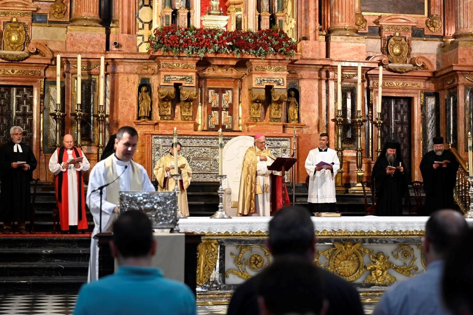 Rezo de las Vísperas Ecuménicas por cinco confesiones cristianas junto a la Iglesia Católica.
