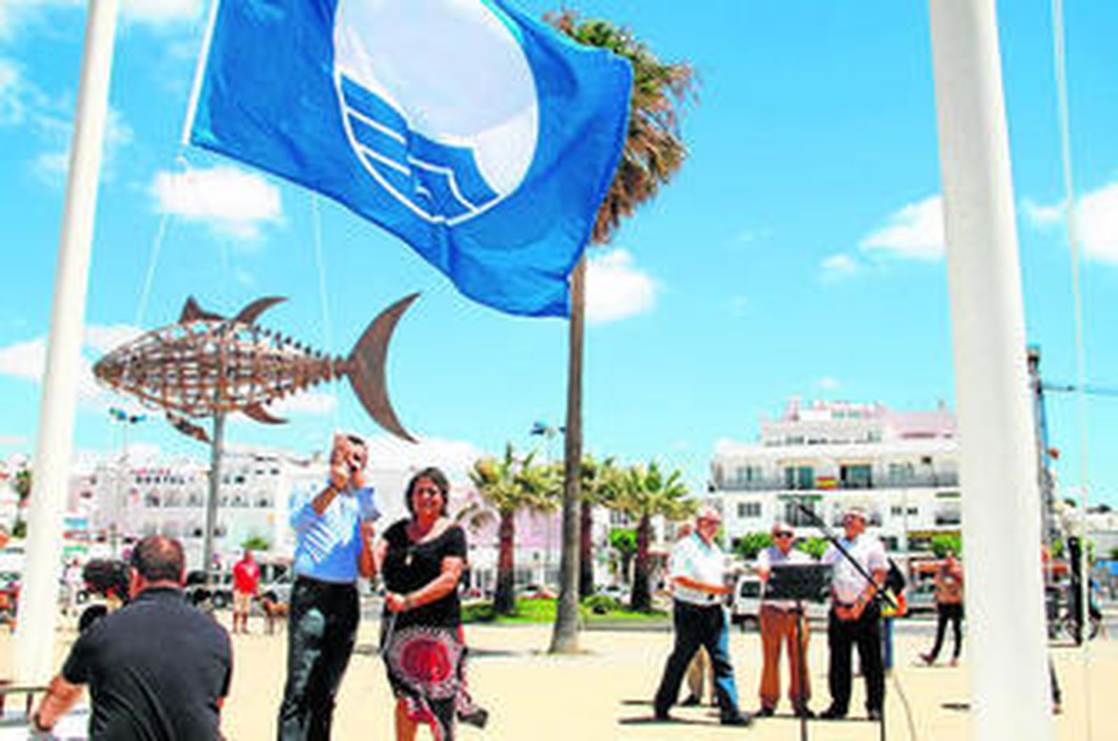 El galardón de la Bandera Azul ya ondea en la playa de Los Bateles de Conil.