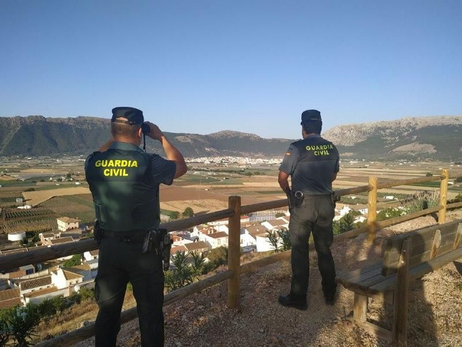 Agentes de la Guardia Civil durante la 'Operación Llano 2020' llevada a cabo en Granada.