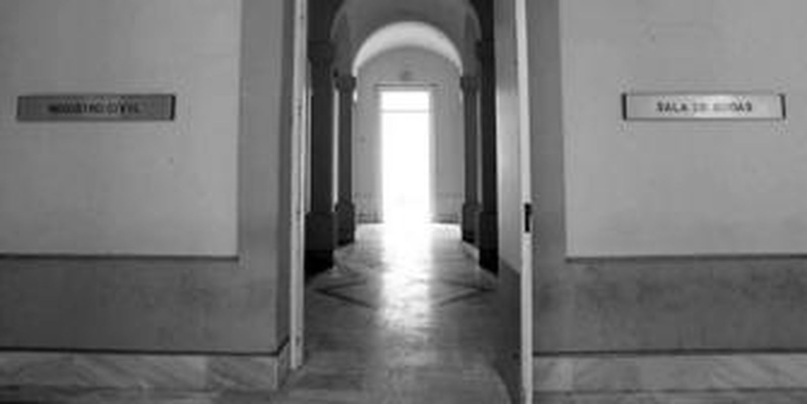 Uno de los pasillos de la Cárcel Real en la mañana de ayer, totalmente limpios y expeditos de mobiliario alguno.