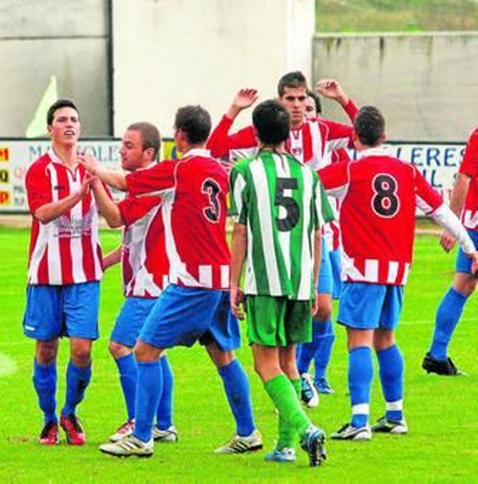Los jugadores del Arenas celebran uno de los seis tantos.