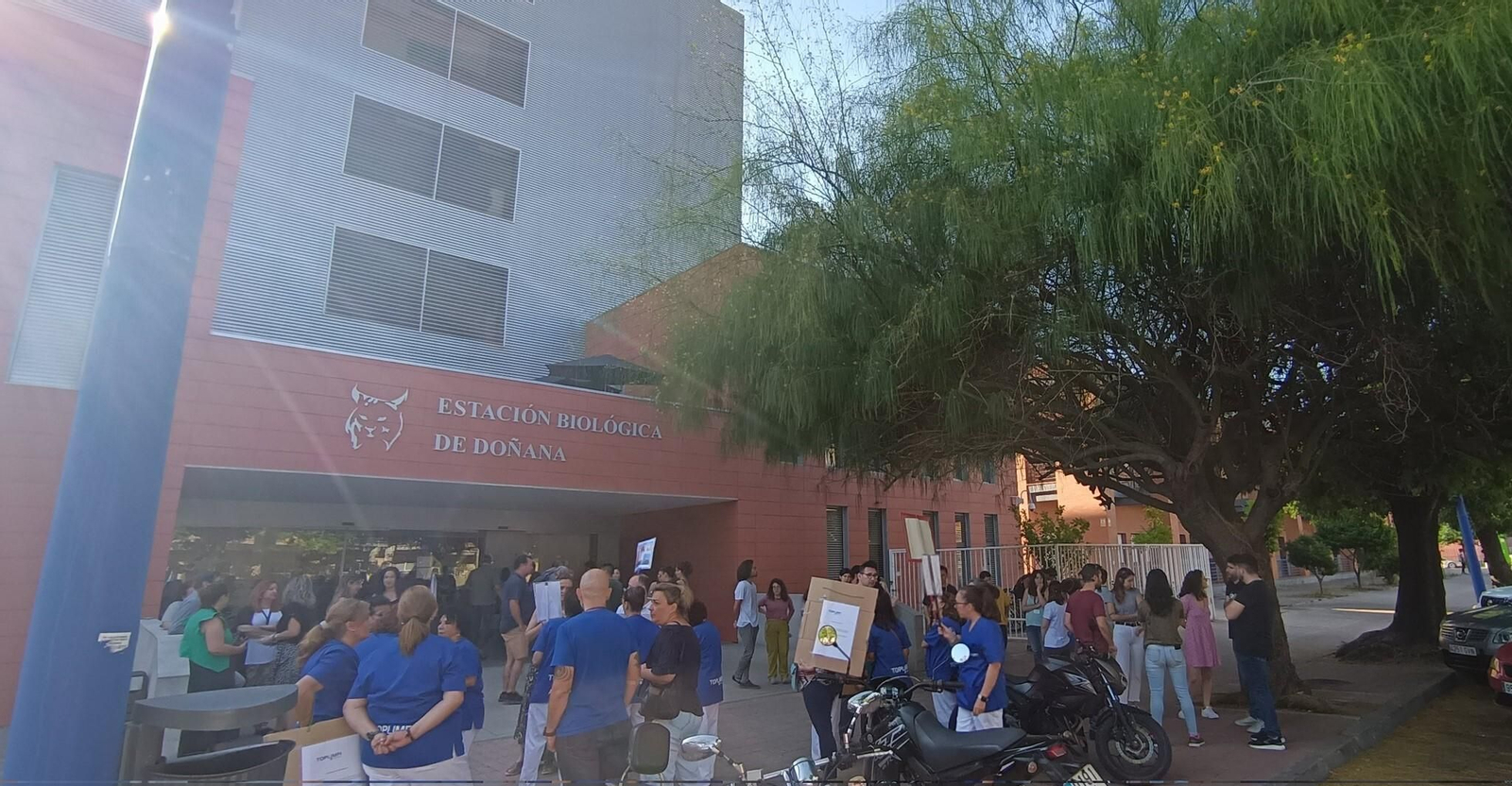Protesta de las limpiadoras de Top Limpi por el impago de dos nóminas en la Estación Biológica de Doñana