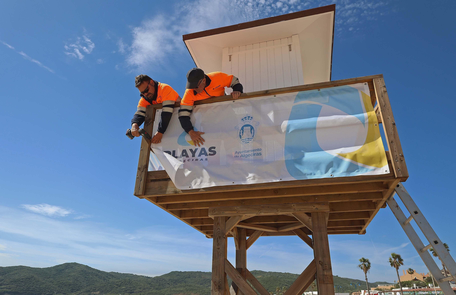 Imágenes de los preparativos para  la temporada de playas en Getares