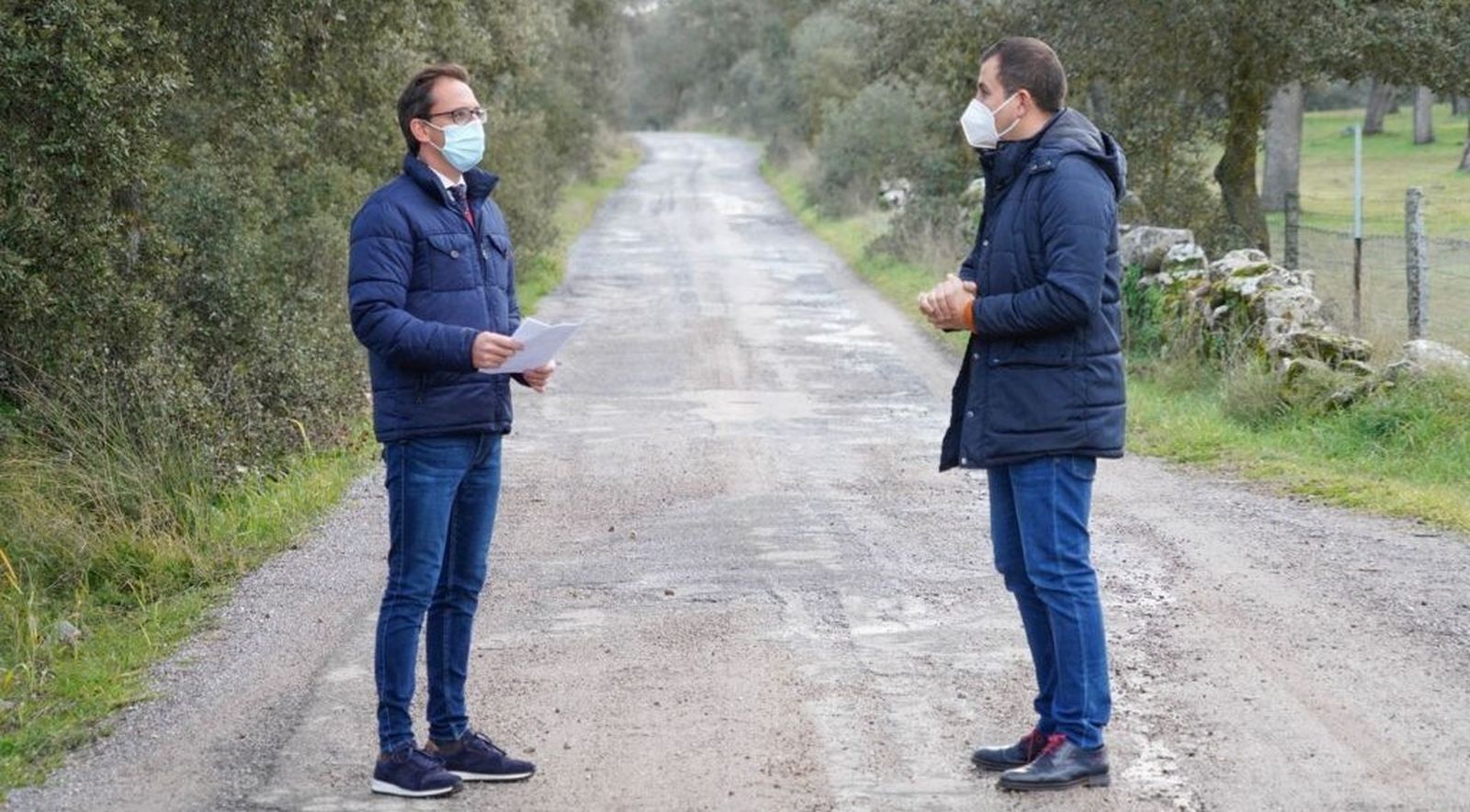 Santiago Cabello y Jesús Agudo, en uno de los caminos que ha mejorado el Ayuntamiento.