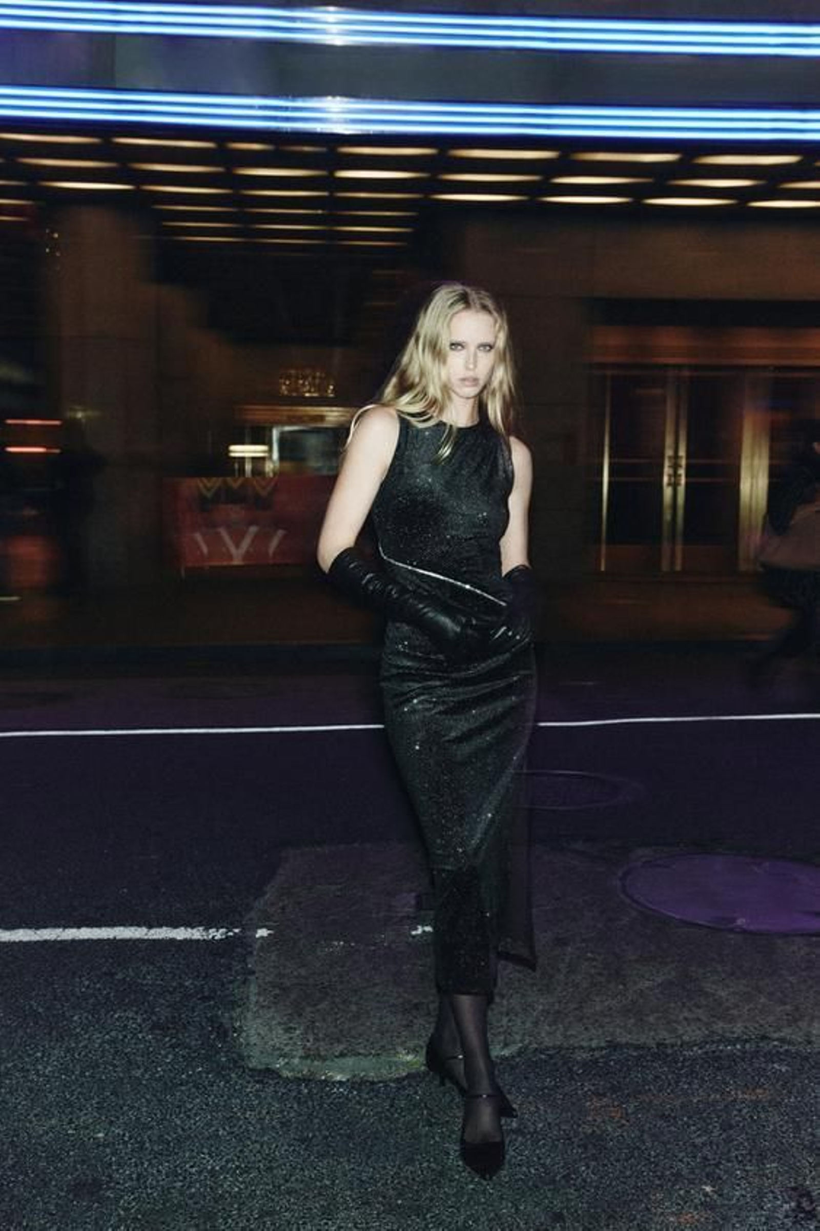 El vestido de terciopelo y brillos que ficharás esta temporada