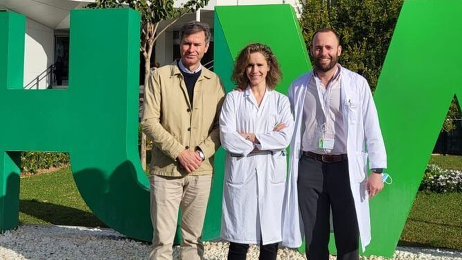 El doctor Jesús Rodríguez Baños, la doctora Belén Gutiérrez Gutiérrez y el doctor Salvador Pérez Galera.