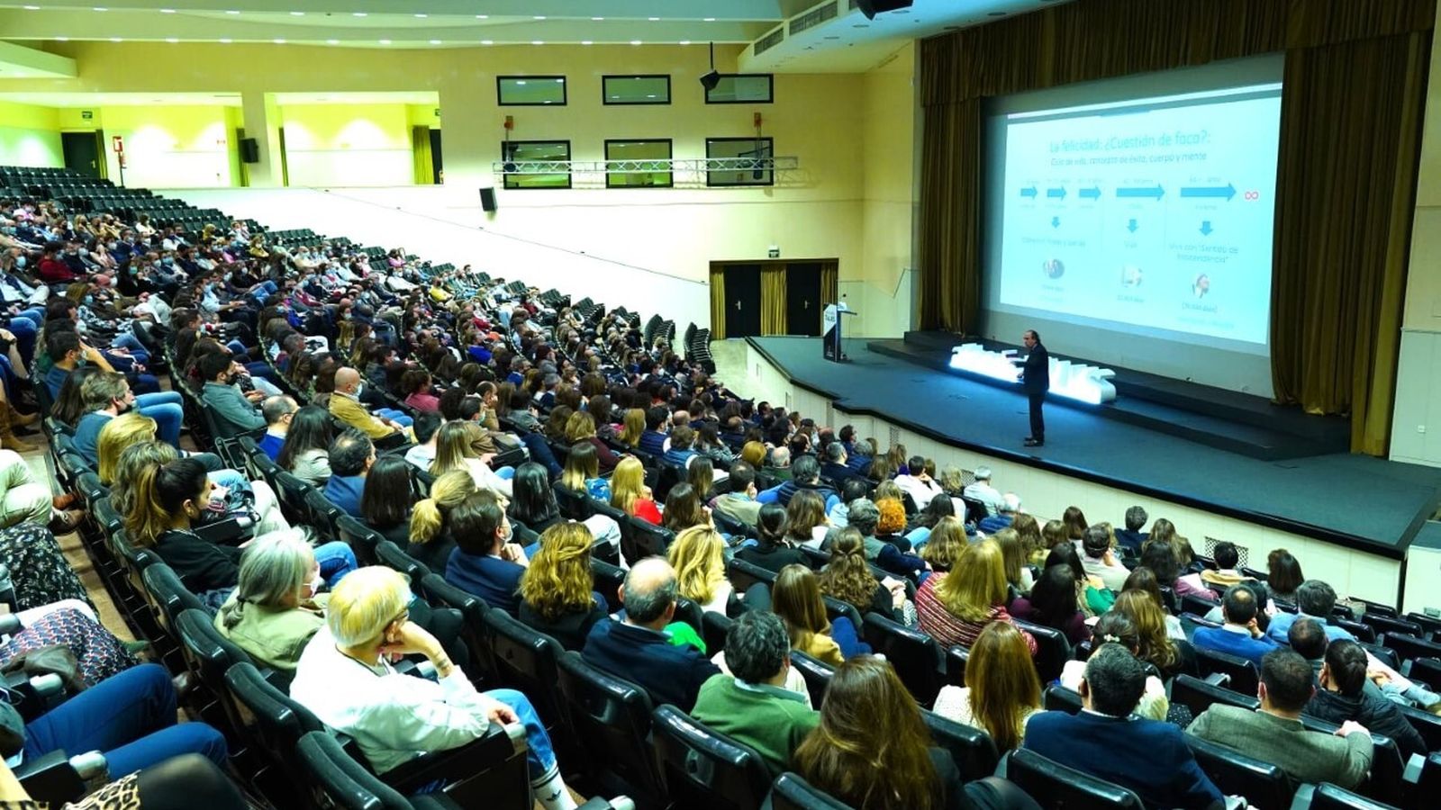 Emilio Duró ante el aforo de FIbes.