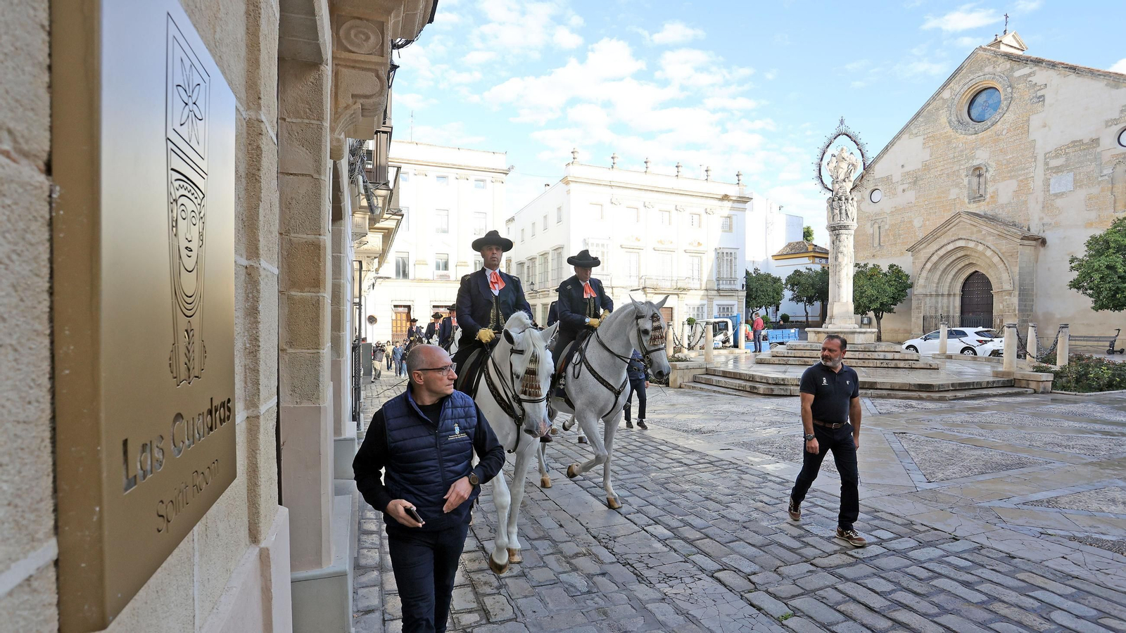 Imágenes de los caballos y jinetes de la Real Escuela hacia el funeral de Álvaro Domecq
