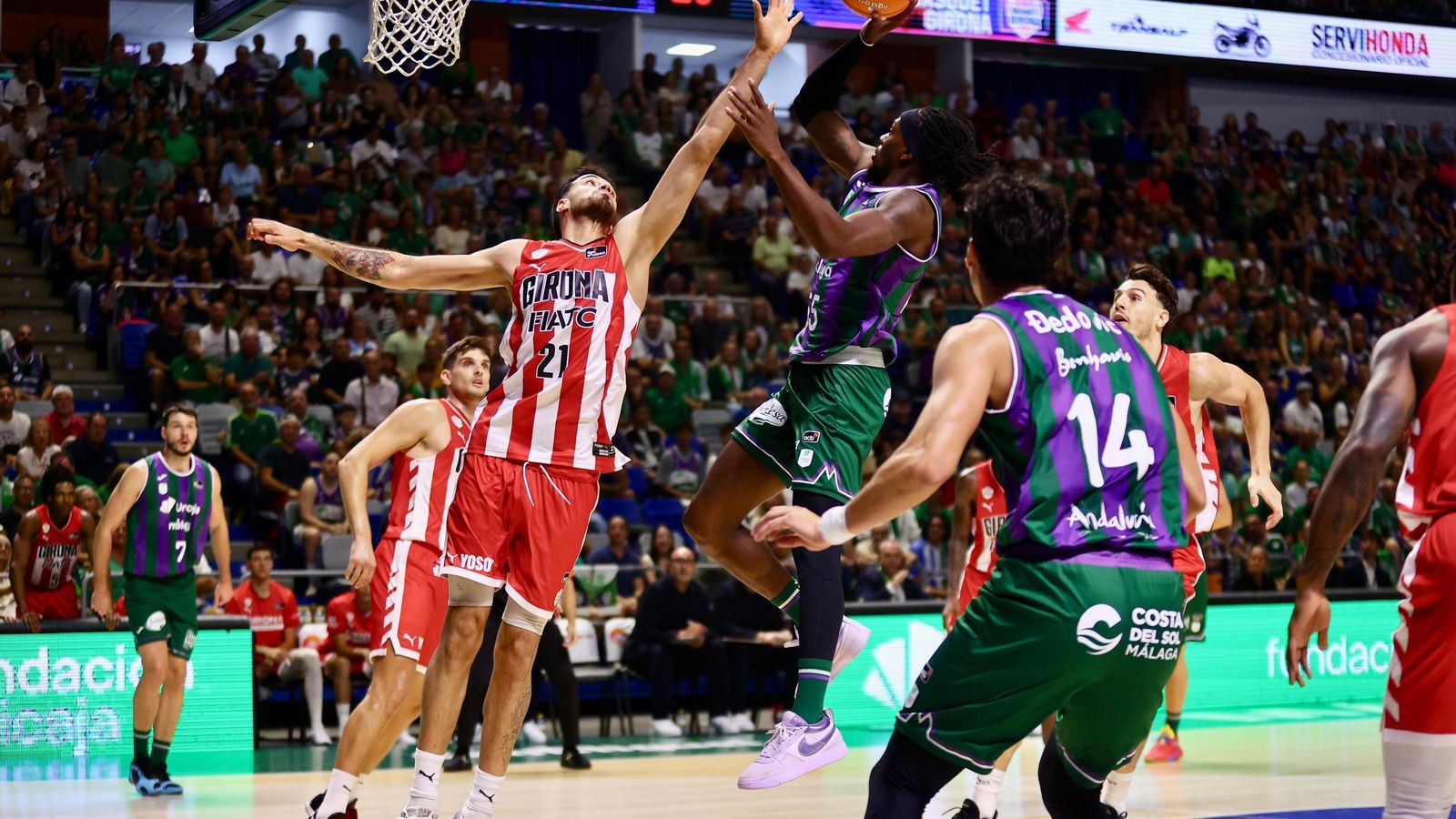 La fiesta previa del Unicaja: Subida de bandera, homenaje a Toñi García, nuevo videomarcador...