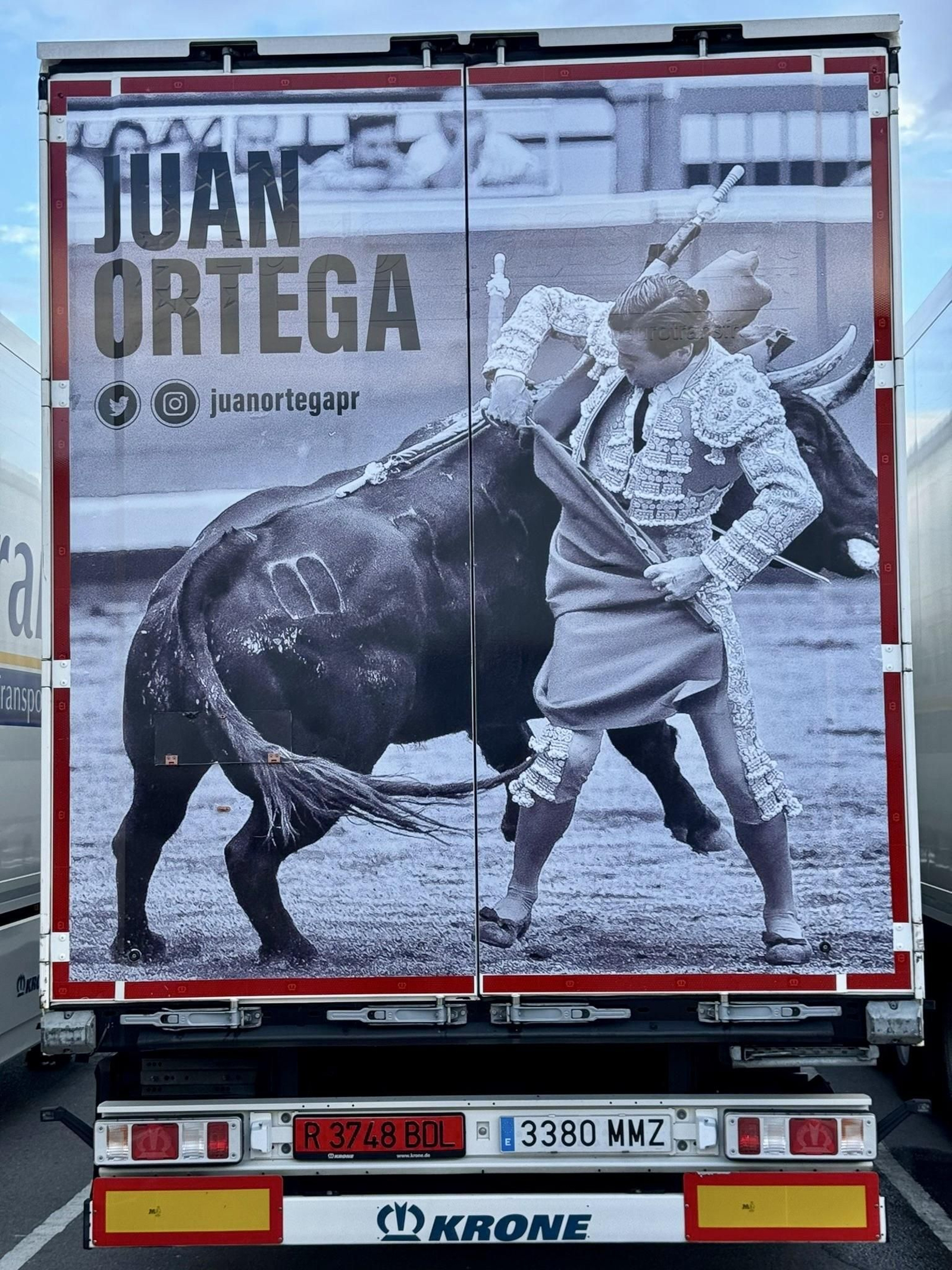 Imagen de uno de los camiones publicitarios que pasearán la imagen de Juan Ortega.