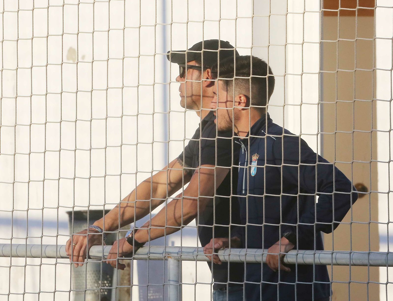 Juan Carlos, expulsado, siguió el partido desde la banda junto a Jose Ortega, también sancionado.